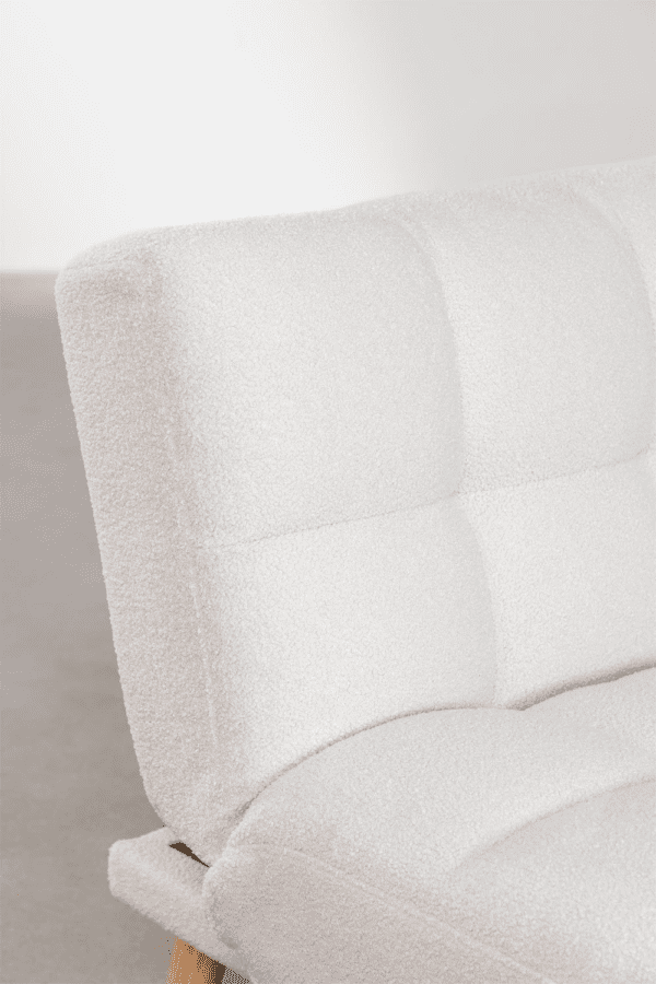 Sofá con respaldo reclinable y textil en borreguito. Diseño acogedor y elegante para cualquier sala.