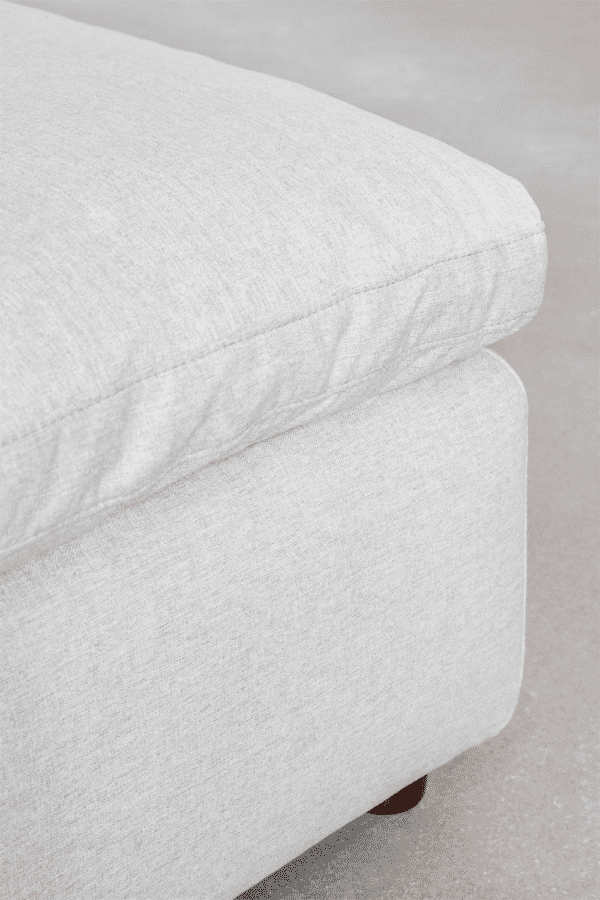 Descubre la elegancia y versatilidad de nuestro sofá modular en tonos claros y atemporales, ideal para cualquier estilo de decoración.