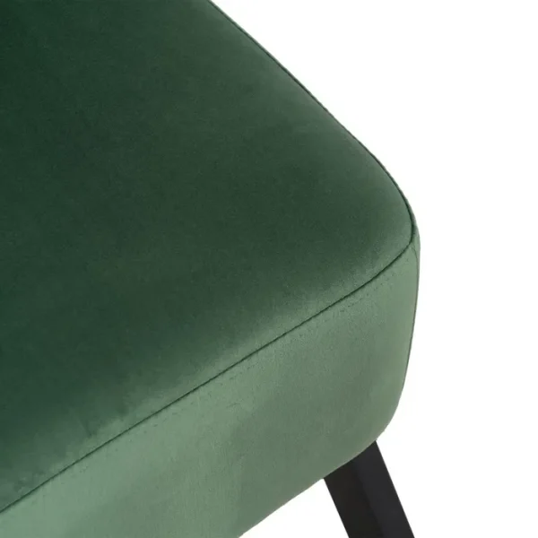 Sumérgete en el lujo con nuestra butaca de diseño: terciopelo verde, respaldo hojas y patas robustas de hierro.