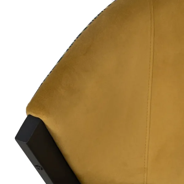 Sumérgete en el lujo con nuestra butaca de diseño: terciopelo mostaza, respaldo geométrico y patas robustas de hierro.