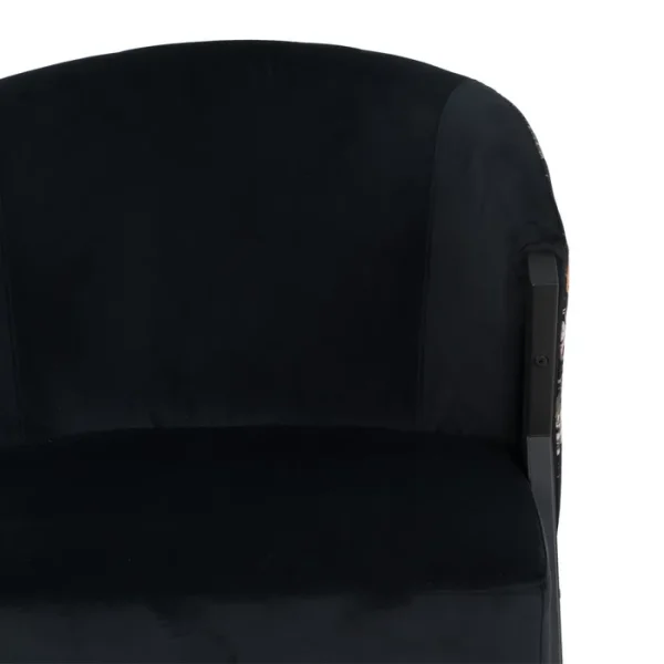 Sumérgete en el lujo con nuestra butaca de diseño: terciopelo negro, respaldo estampado y patas robustas de hierro.