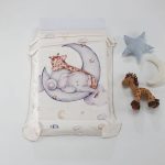 Añade encanto y confort a la cuna de tu bebé con nuestra manta: dibujos adorables de jirafa y elefante durmiendo sobre la luna.