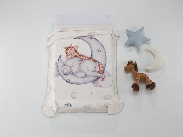 Añade encanto y confort a la cuna de tu bebé con nuestra manta: dibujos adorables de jirafa y elefante durmiendo sobre la luna.