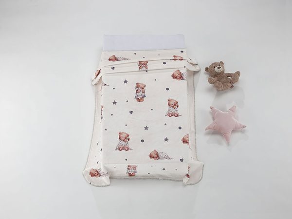 Acolcha a tu bebé con nuestra manta cuna: suave y reconfortante, con dibujos de ositos para un toque tierno.