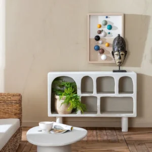 Optimiza tu espacio con nuestro aparador en color blanco con efecto cemento, combinando estilo moderno y funcionalidad para cualquier estancia.
