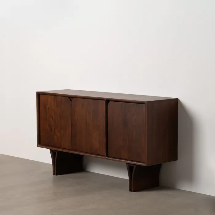 Mueble en madera de acacia con pata alta en madera