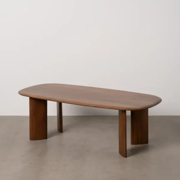 Mesa de centro fabricada en madera natural, diseño minimalista con formas redondeadas.