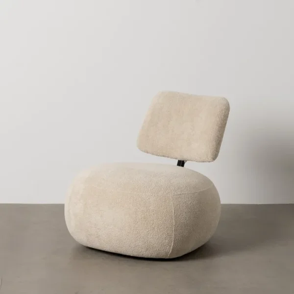 Sillón moderno de respaldo bajo disponible en 5 tonalidades, perfecto para espacios contemporáneos.