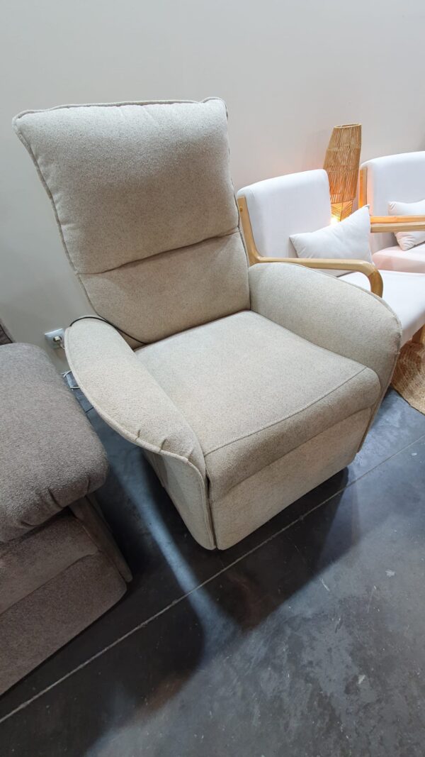 Sillón con función masaje tapizado acolchado en gris, diseñado para máxima comodidad y asistencia, encuentra este modelo en Artisa.