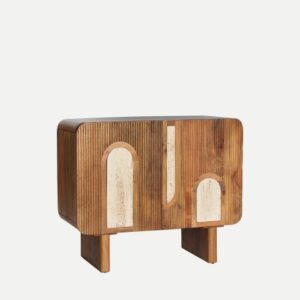 Colección Claux de Artisa, muebles de madera natural disponibles en dos tamaños: mueble de TV y mueble alto. Diseño con detalles tallados en la madera, ideal para una decoración moderna y cálida.