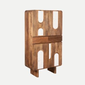 Sofisticado armario de 4 puertas y 3 cajones de Artisa, fabricado en madera de mango y decorado con detalles de piedra y diseño varillado. Un mueble único que combina materiales naturales y un estilo moderno para realzar cualquier espacio.