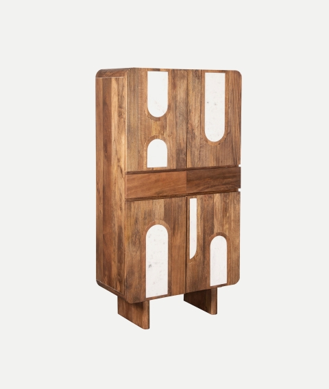 Sofisticado armario de 4 puertas y 3 cajones de Artisa, fabricado en madera de mango y decorado con detalles de piedra y diseño varillado. Un mueble único que combina materiales naturales y un estilo moderno para realzar cualquier espacio.