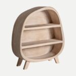 Estantería Artisa Werle con forma redondeada en madera clara, estilo natural y minimalista con tres estantes, ideal para decoración moderna y acogedora.