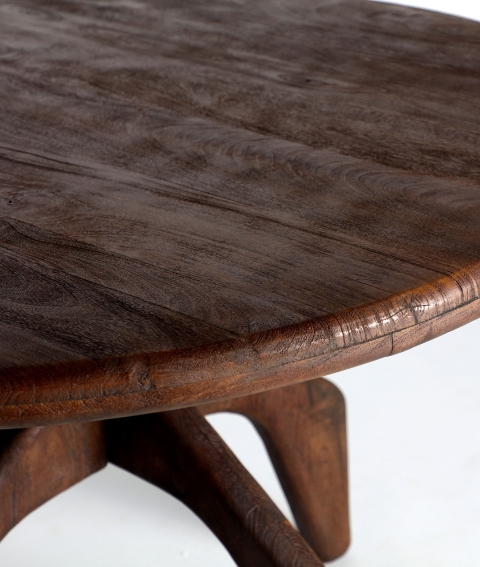 Mesa de comedor redonda Artisa en madera maciza de acabado oscuro, diseño rústico y elegante con una base robusta y detalles naturales.