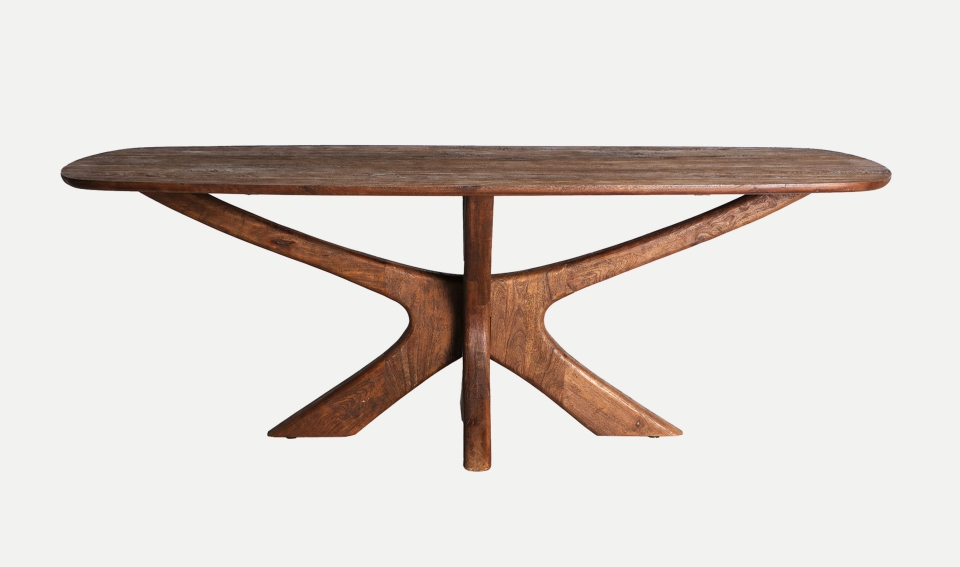 Mesa de comedor rectagular Artisa en madera maciza de acabado oscuro, diseño rústico y elegante con una base robusta y detalles naturales.