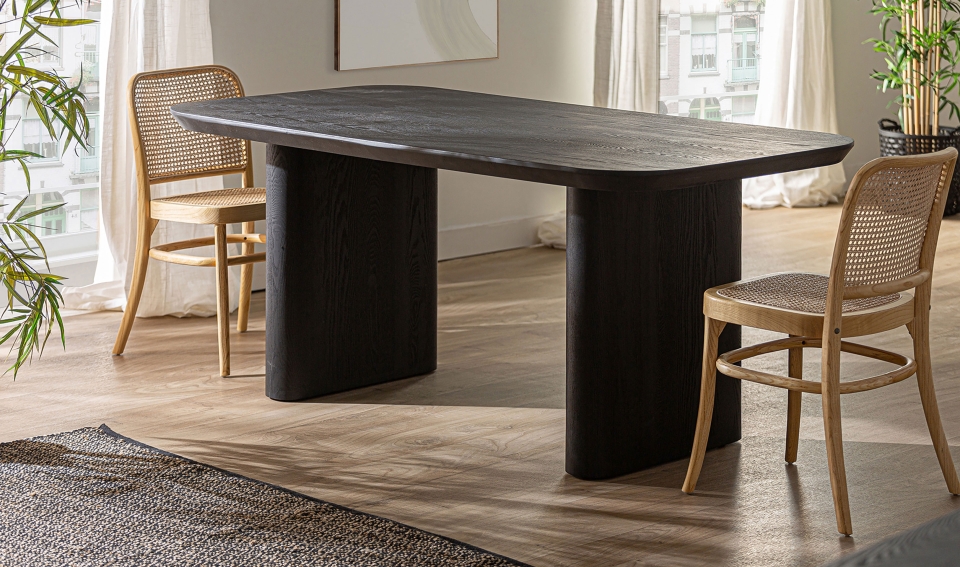 Mesa de comedor Artisa Rognes en color negro, con diseño moderno y líneas robustas. Ideal para ambientes contemporáneos que buscan un toque de sofisticación y minimalismo.