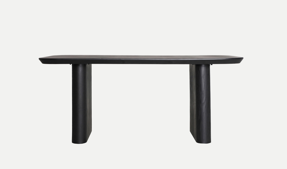 Mesa de comedor Artisa Rognes en color negro, con diseño moderno y líneas robustas. Ideal para ambientes contemporáneos que buscan un toque de sofisticación y minimalismo.