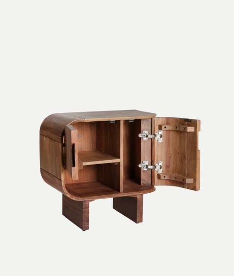 Mueble de la colección Kodu Home en madera natural, con diseño elegante y detalles curvados, ideal para agregar un toque cálido y moderno a cualquier ambiente