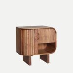 Mueble de la colección Kodu Home en madera natural, con diseño elegante y detalles curvados, ideal para agregar un toque cálido y moderno a cualquier ambiente