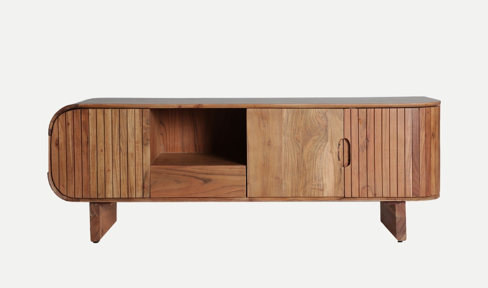 Mesa de TV Blesle en madera natural, con diseño moderno y líneas curvas. Perfecta para añadir un toque cálido y estilizado a la sala de estar