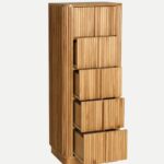 Cajonera Skagen de Artisa, estilo nórdico en madera color claro, con diseño varillado en el frente. Un mueble elegante y funcional que aporta calidez y modernidad a cualquier espacio.