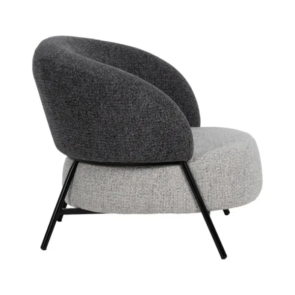 Sillón Artisa en tonos grises, con un diseño moderno y envolvente que invita al descanso. Su tapizado suave y su estructura ergonómica garantizan la máxima comodidad, convirtiéndolo en la pieza perfecta para cualquier espacio contemporáneo. Ideal para quienes buscan estilo y confort