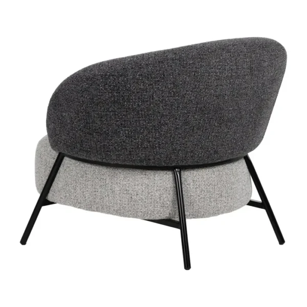 Sillón Artisa en tonos grises, con un diseño moderno y envolvente que invita al descanso. Su tapizado suave y su estructura ergonómica garantizan la máxima comodidad, convirtiéndolo en la pieza perfecta para cualquier espacio contemporáneo. Ideal para quienes buscan estilo y confort