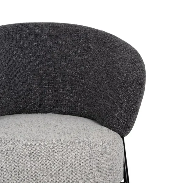 Sillón Artisa en tonos grises, con un diseño moderno y envolvente que invita al descanso. Su tapizado suave y su estructura ergonómica garantizan la máxima comodidad, convirtiéndolo en la pieza perfecta para cualquier espacio contemporáneo. Ideal para quienes buscan estilo y confort