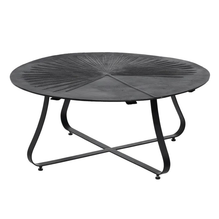 Mesa de centro negra con patas de hierro vista en ángulo lateral.