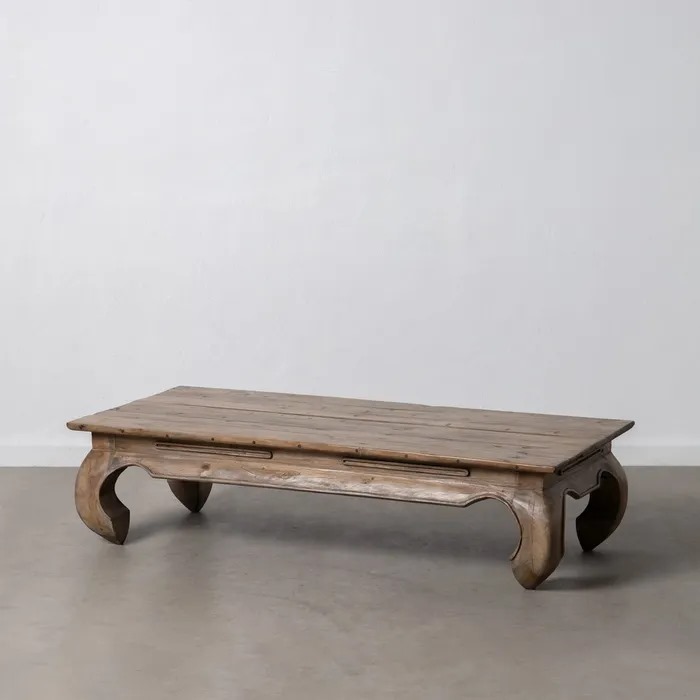 Mesa de centro de madera natural con patas talladas y diseño robusto.